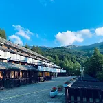 Edelweiss Pila-ski Con Vista Montagne