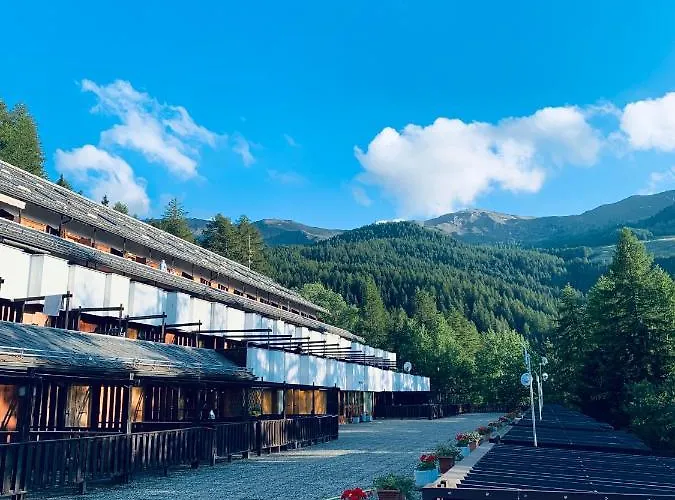 Edelweiss Pila-ski Con Vista Montagne